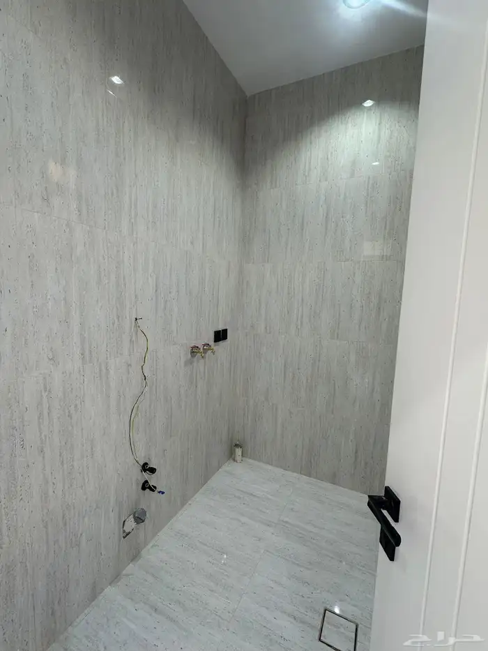 للبيع روف علوي بدرج داخلى وخارجي ع شارعين بالراقي شرق خميس 30