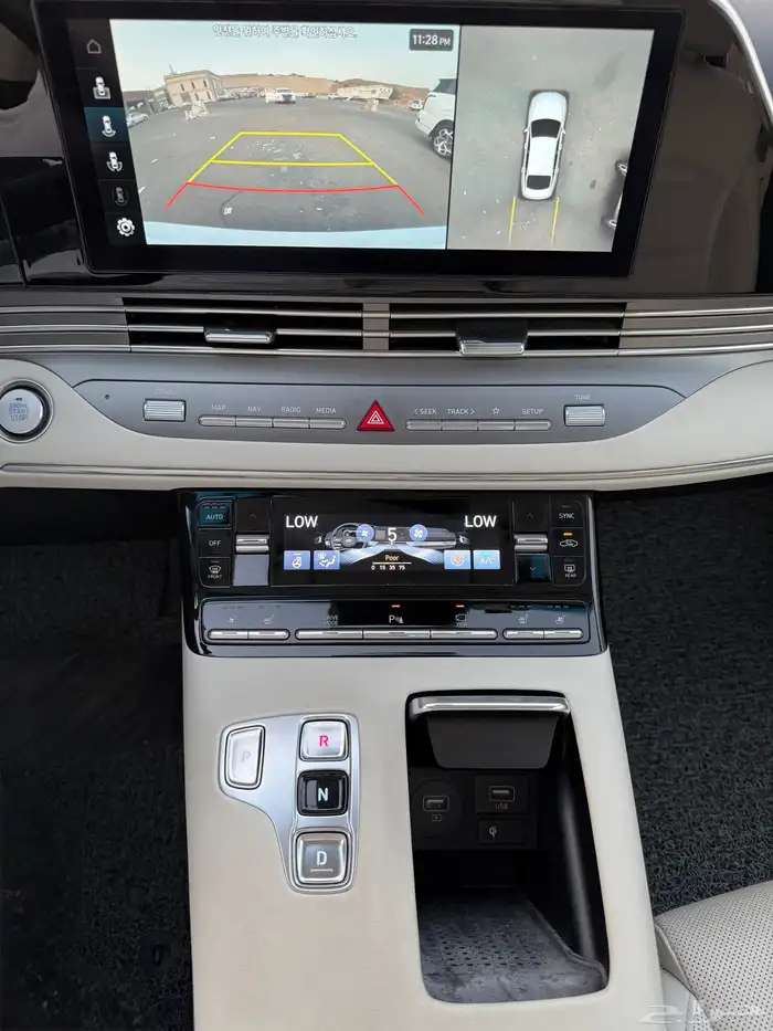 ازيرا 2022 ديجتال من الداخل ابيض بحالة الوكاله للبيع 15