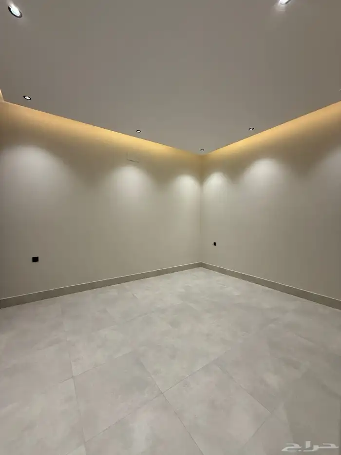 للبيع شقق علويه بمصعد جاهز وسطح خاص ف ابها المحاله 18