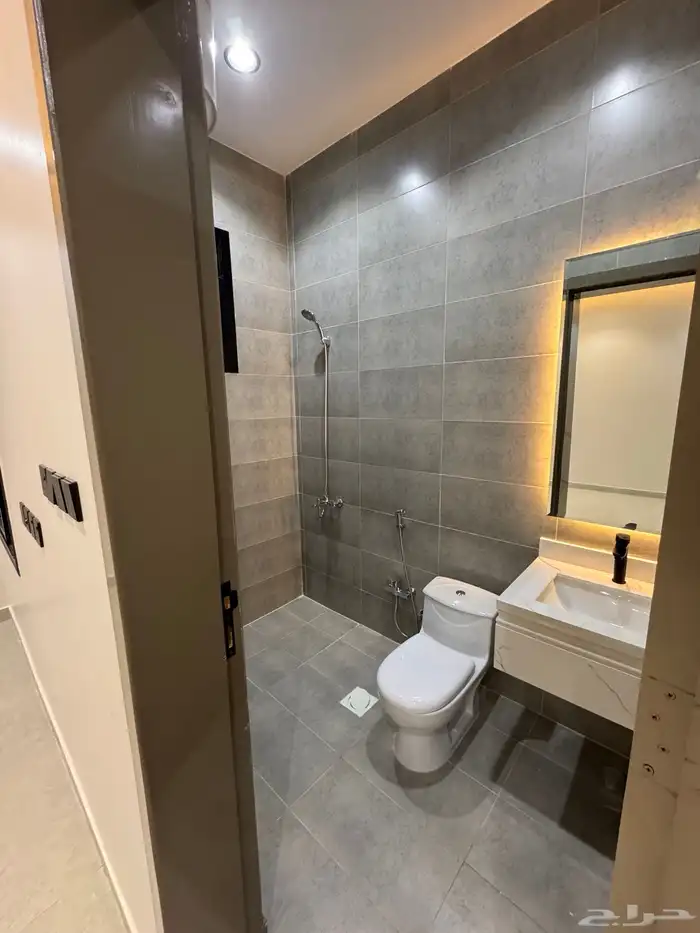 للبيع روف علوي دور ثاني مع ملحق بمشب مدخل مستقل شمال الراقي 12