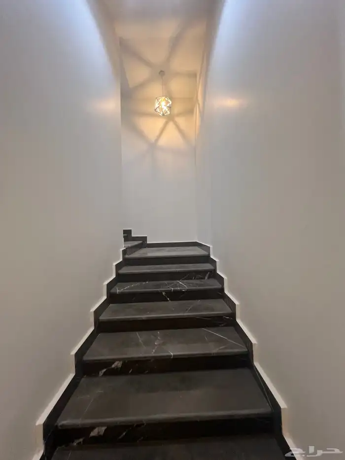 للبيع فيلا راقية دورين و ملحق احد رفيدة حي العزيزية 12