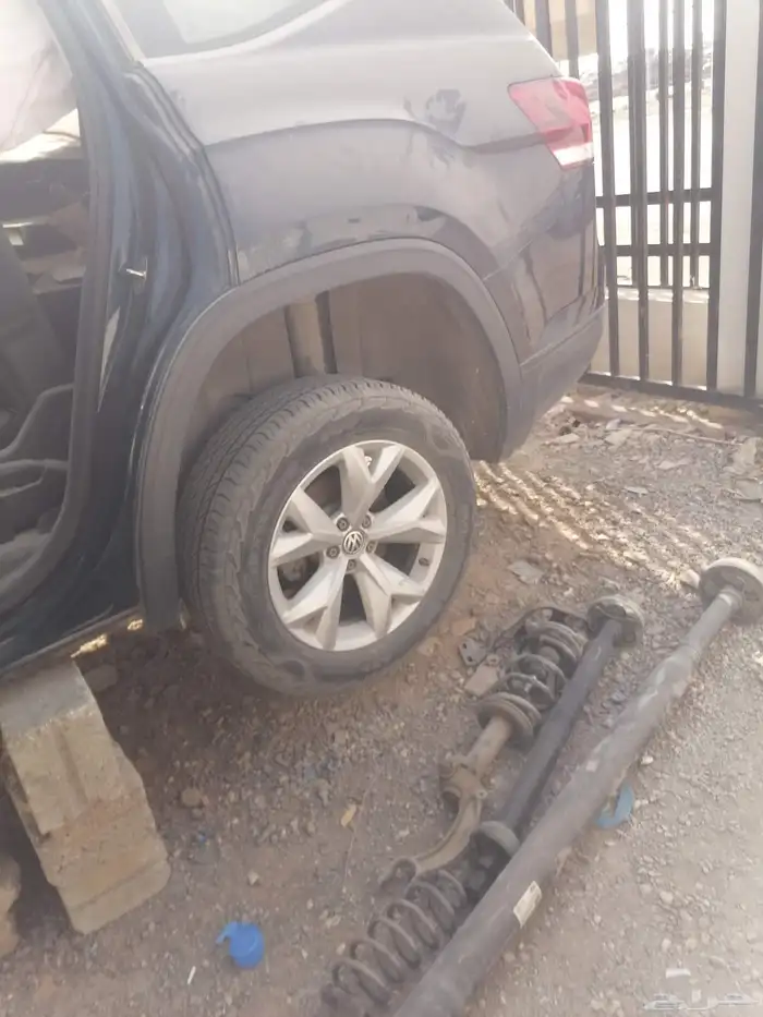 يوجد لدينا قطع تشليح سيارات 4