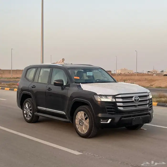 تويوتا لاند كروزر GXR 4 بنزين 2025 ابيض واسود 0