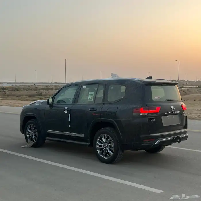 تويوتا لاند كروزر GXR 4 بنزين 2025 ابيض واسود 3