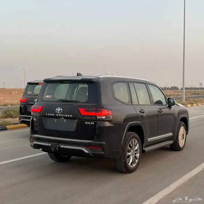 تويوتا لاند كروزر GXR 4 بنزين 2025 ابيض واسود 2