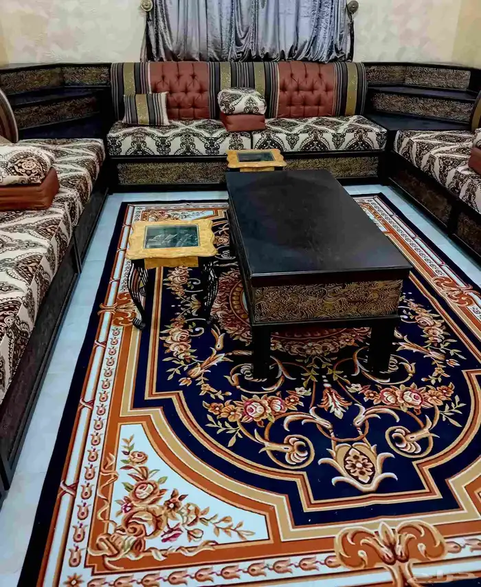 كنب للبيع نظيف جدا مع الطاولات 1