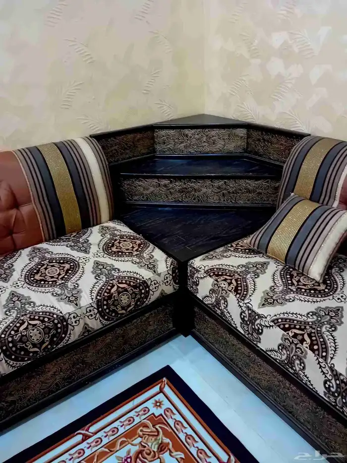 كنب للبيع نظيف جدا مع الطاولات 3