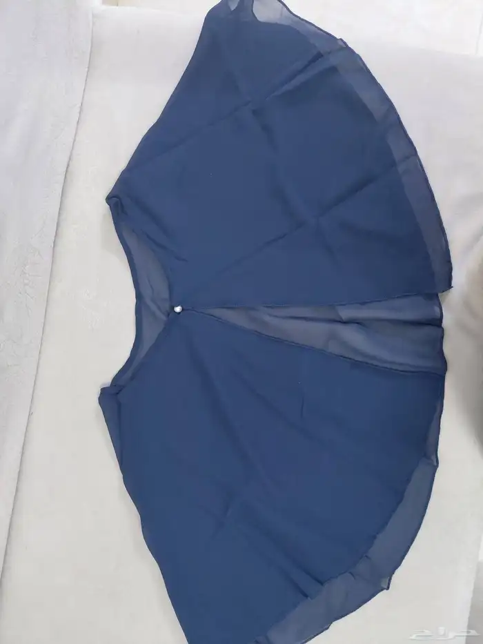 سترة للكتف لون وردي وازرق غامق توضع فوق الفساتين المكشوفة 2