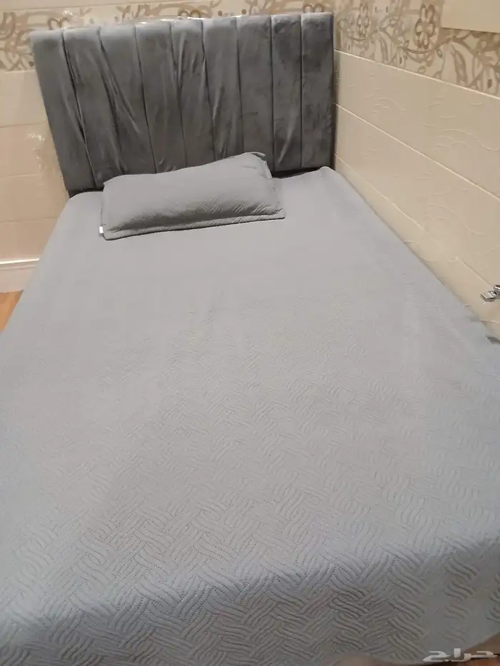 سرير نفر واحد مع مرتبته وفرشه نظيف وبحالة جدة 2