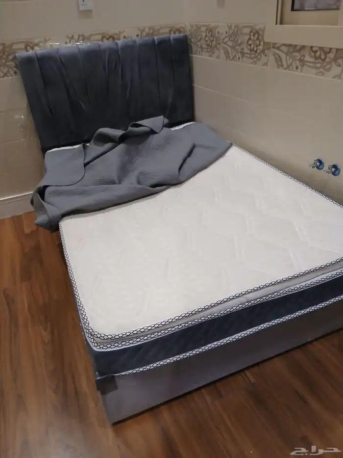 سرير نفر واحد مع مرتبته وفرشه نظيف وبحالة جدة 3