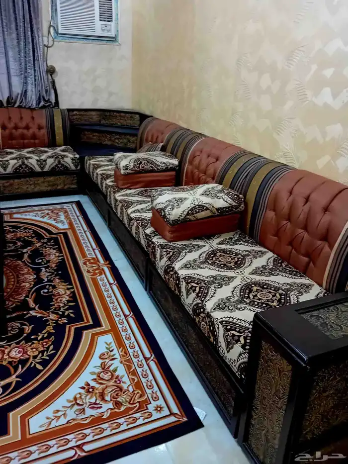 كنب للبيع نظيف جدا مع الطاولات 4