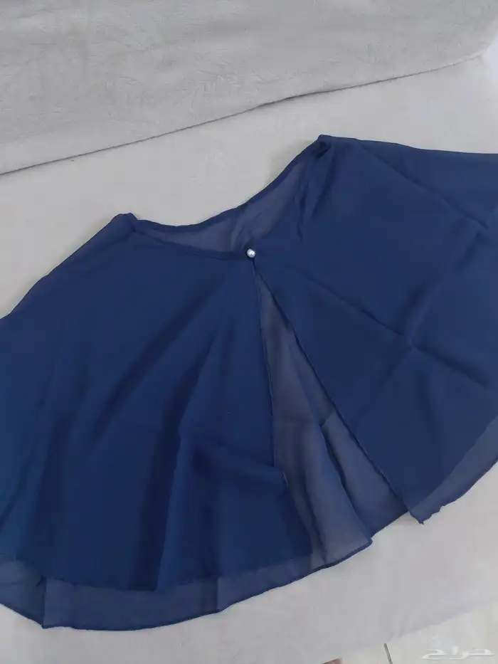 سترة للكتف لون وردي وازرق غامق توضع فوق الفساتين المكشوفة 1