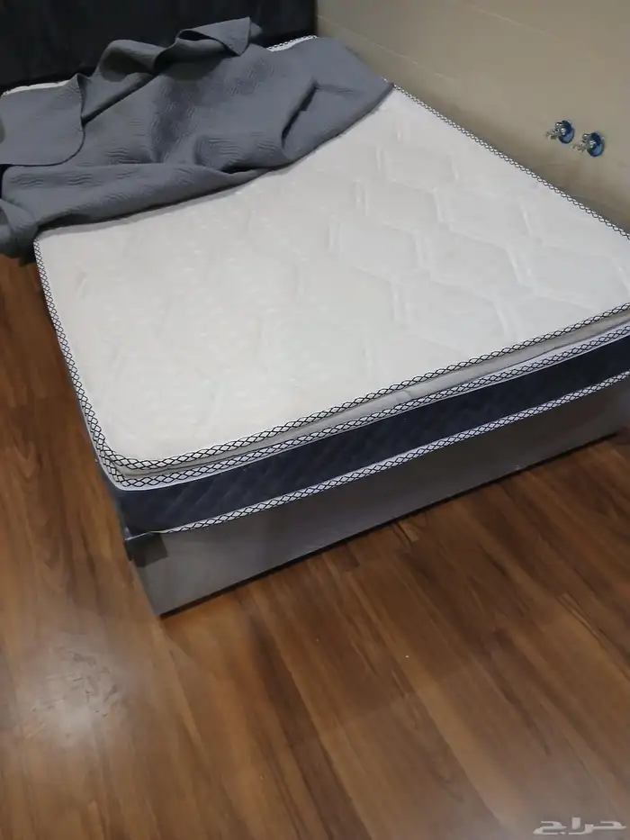 سرير نفر واحد مع مرتبته وفرشه نظيف وبحالة جدة 1