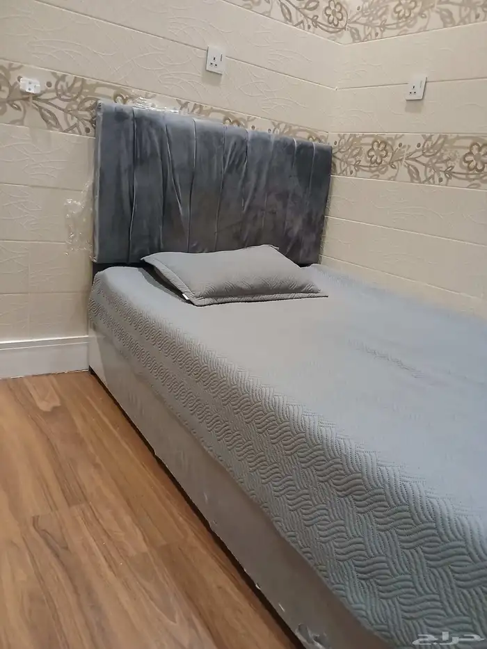 سرير نفر واحد مع مرتبته وفرشه نظيف وبحالة جدة 0