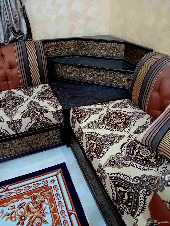 كنب للبيع نظيف جدا مع الطاولات 2