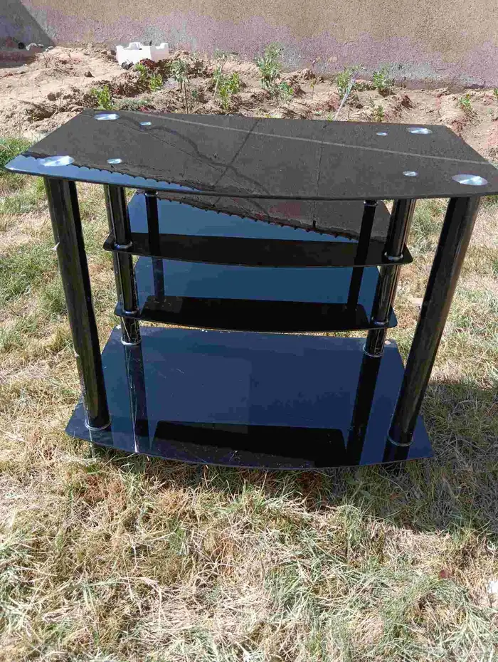 طاولة شاشة متعددة الأغراض نظيفة وشبه الجديدة 2