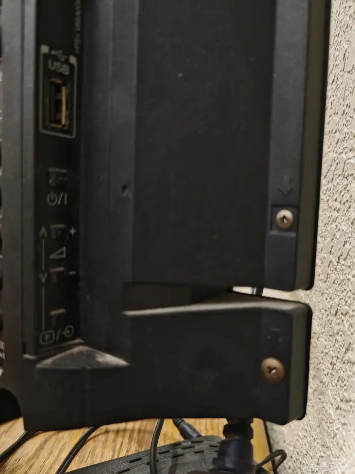 شاشة توشيبا ليست سمارت 32 أو 40 ما أدري معاها كروم كاست 3