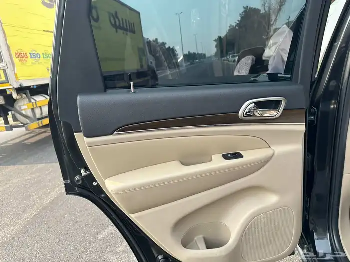 جراند شروكي 8 سلندر ليمتد 2015 17