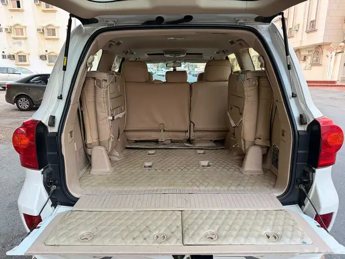 لاندكروزر 2013 GXR3 فل كامل بريمي 19