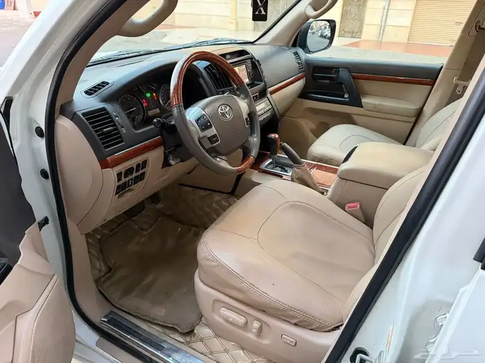 لاندكروزر 2013 GXR3 فل كامل بريمي 23