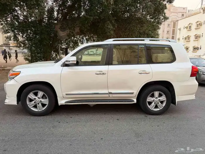 لاندكروزر 2013 GXR3 فل كامل بريمي 8