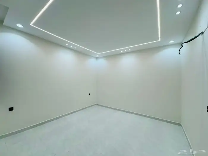 للبيع شقه علويه بسطح خاص بموقع مميز بالضيافه وبسعر صيدة 21