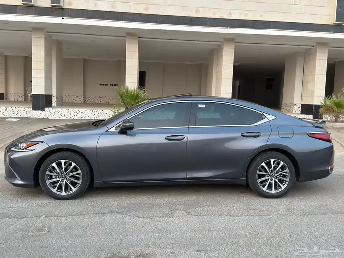 لكزس ES300h موديل 2024 4