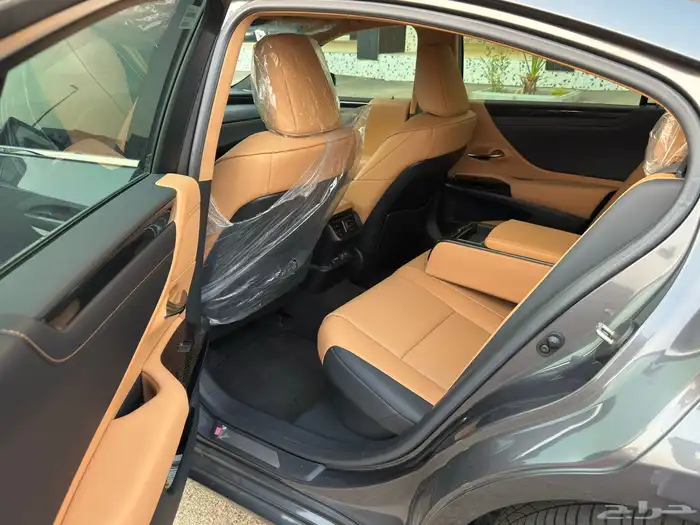 لكزس ES300h موديل 2024 17