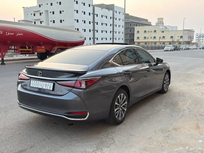 لكزس ES300h موديل 2024 5