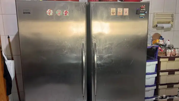 ثلاجة وكنب وكراسي وادوات مطبخ ومكاوية 8