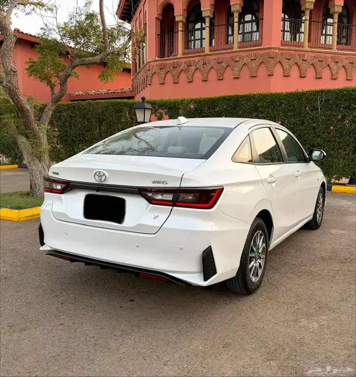 تويوتا يارس 2023 فئة Y (شاشة-جنوط) 6