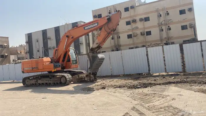 بوكلين حفار للايجار هدم وحفر الاراضي في جده 0