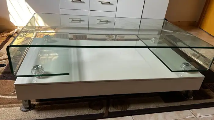 طاولة بيضاء 3