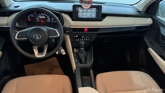 تويوتا يارس 2024 فئة Y شاشه كاميرا سعودي اللون أبيض لولوي 5