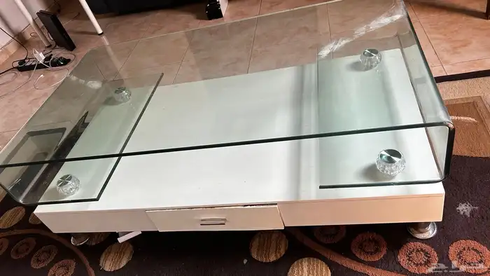 طاولة بيضاء 2