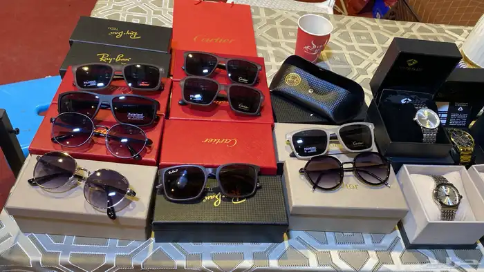 ايوجد ساعات ونضاراتز النضارات الحبه 70والساعات 50 1