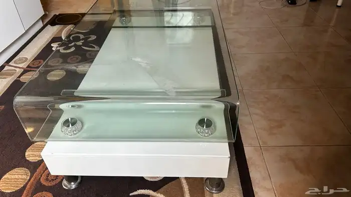 طاولة بيضاء 1