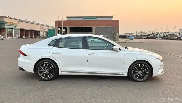 ازيرا 2022 ديجتال من الداخل ابيض بحالة الوكاله للبيع 6