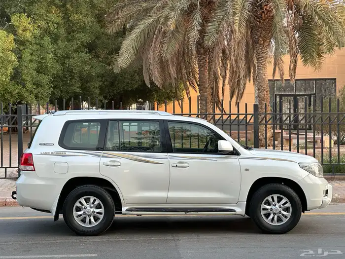 جيب لاند كروزر 2011 13