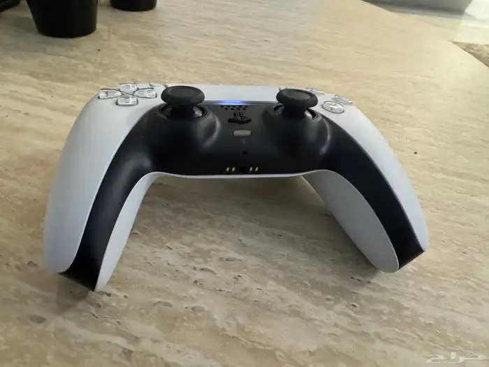 يد سوني 5 جديدة الي تجي مع كرتون السوني غير مستخدمه ابدا 0