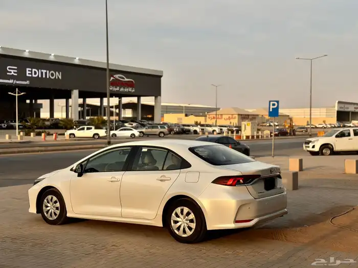 تويوتا كورولا 2023 ابيض 1.5 7