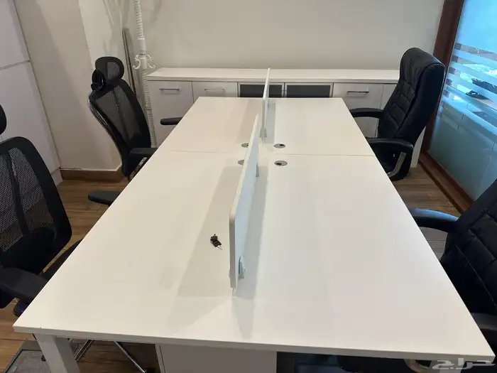 طاولات مكاتب وادراج ومكتب مستقل نظيفه جدا 0