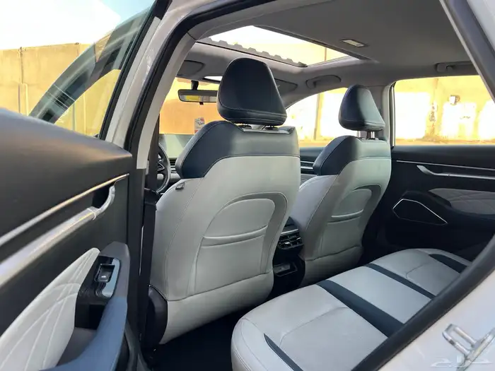 جيلي امجراند 2023 فتحة جلد فل كامل عداد قليل 8