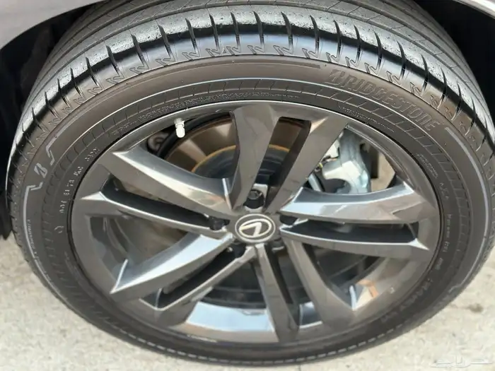 لكزس NX350h شبه جديده ماشيه 16 الف فقط بحاله الوكاله 36