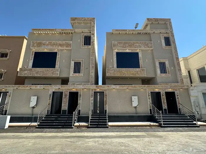 للبيع روف علوي بدرج داخلى وخارجي ع شارعين بالراقي شرق خميس 0