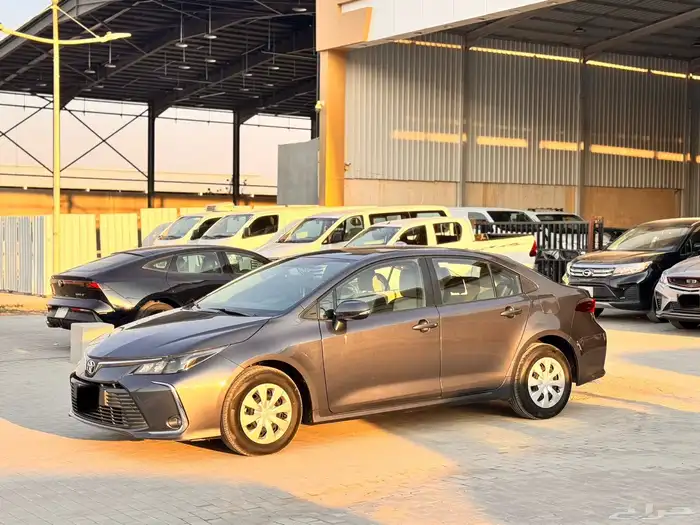 تويوتا كورولا 2024 رمادي 2.0 3