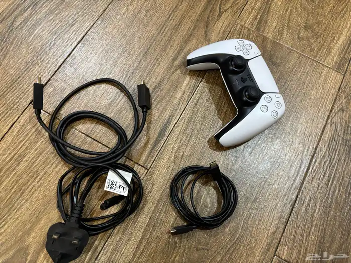 سوني 5 للبيع والله نظيف م شغلتو إلا ثلاث مرات ون تيرا بشريط 5