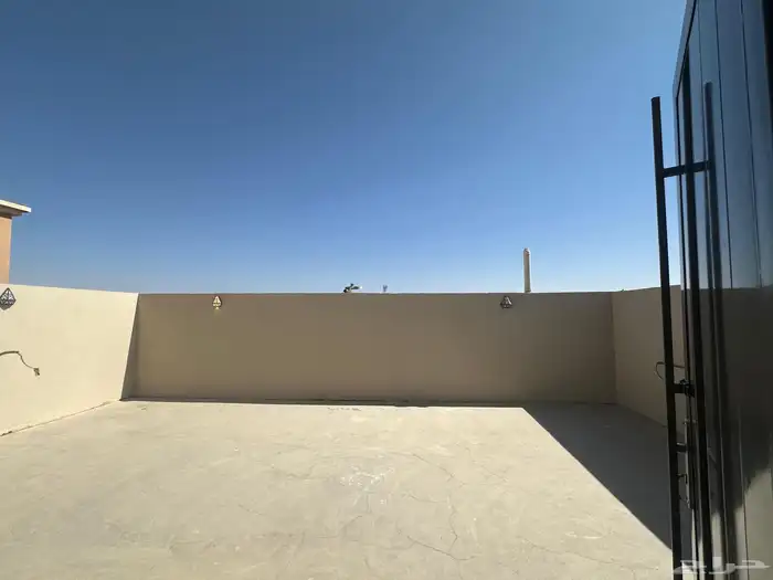 للبيع روف علوي بدرج داخلى وخارجي ع شارعين بالراقي شرق خميس 34