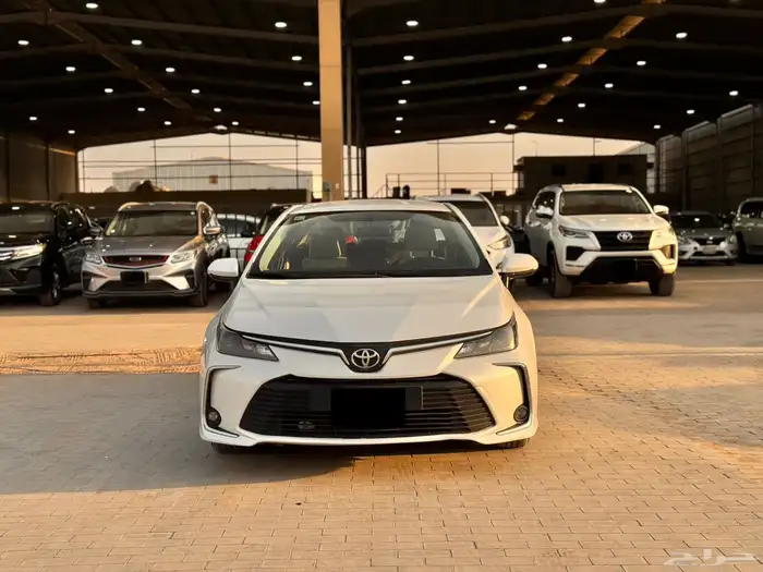 تويوتا كورولا 2023 ابيض 1.5 2