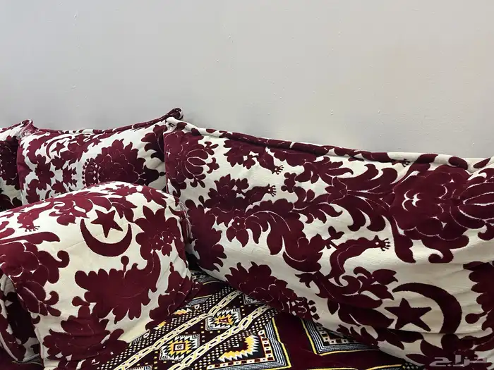 مساند ومراكي مع كرسي حديد وطاولات 3